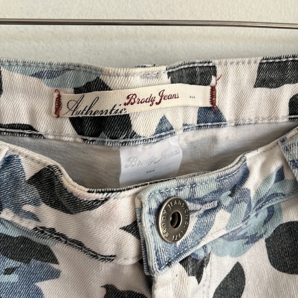 Vintage Brody low-rise jean shorts, size 28, floral. - Picture 2 of 4